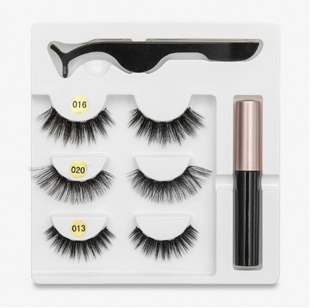 A Pair Of False Eyelashes With Magnets In Fashion-b0d5a7e670366788ac62be48df4579a4