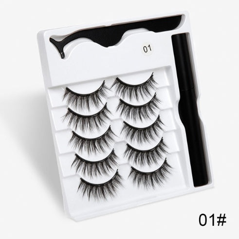 A Pair Of False Eyelashes With Magnets In Fashion-bdb1f41e0413a9e87390f875f2bec3b4