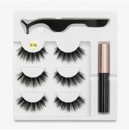 A Pair Of False Eyelashes With Magnets In Fashion-b98ce222da699a64df93399db7ce94e3