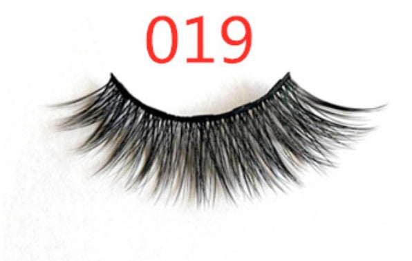 A Pair Of False Eyelashes With Magnets In Fashion-3e8416d098d5f44b32cee4809d1eaa27