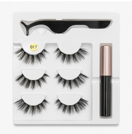 A Pair Of False Eyelashes With Magnets In Fashion-eb0e0a38056de0c8b3d293a444c43392