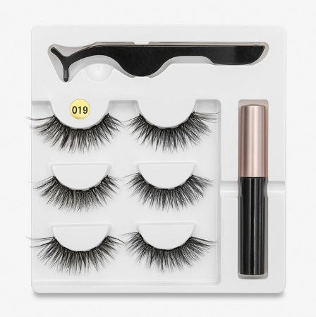 A Pair Of False Eyelashes With Magnets In Fashion-6b911e7d8cfc5a432351b4139c1dc18e