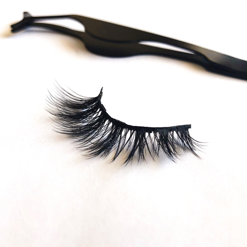 A Pair Of False Eyelashes With Magnets In Fashion-30e5bd52fd27bb4d82e8ac1eead07f13